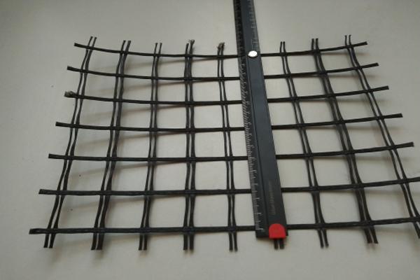在防洪護堤中為什么使用土工格柵呢？  第1張